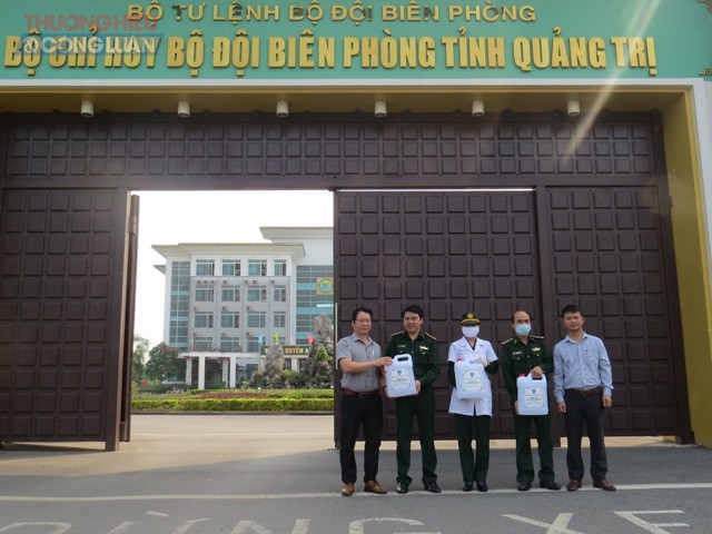 Trao nước rửa tay khô cho Bộ chỉ huy Biên phòng tỉnh Quảng Trị