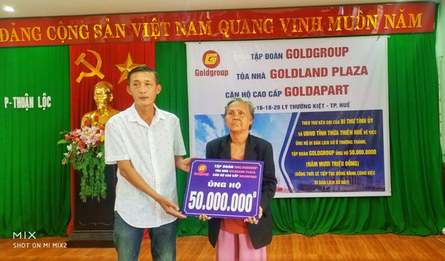 Ông Nguyễn Hữu An đại diện Tập đoàn GOLD GROUP trao tặng hộ nghèo 50 triệu đồng