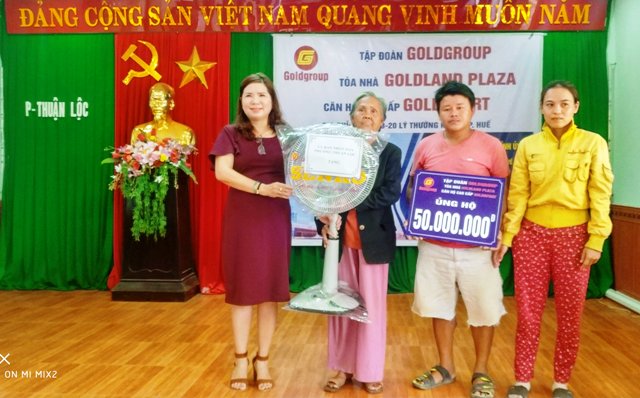 UBND Phường Thuận Lộc cũng tặng quà cho hộ nghèo Trần Thị Gái