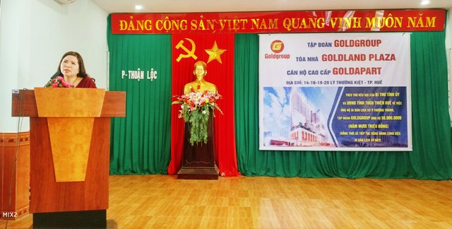 Bà Phan Thị Cúc - Chủ tịch UBND phường Thuận Lộc- Huế đánh giá cao sự ủng hộ của Tập đoàn GOLD GROUP