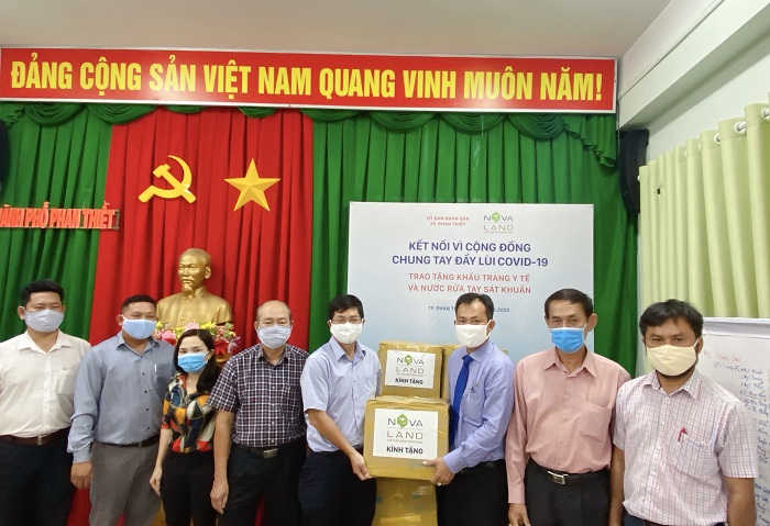 Đại diện tập đoàn Novaland trao tặng khẩu trang y tế và nước rửa tay diệt khuẩn cho TP Phan Thiết (tỉnh Bình Thuận)