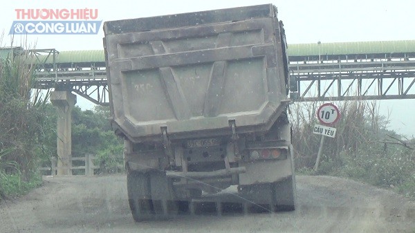 Những chiếc xe Howo có tải trọng gấp đôi tải trọng cho phép của chiếc cầu Dưỡng Thượng