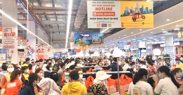 siêu thị Big C Go Quảng Ngãi tổ chức lễ khai trương đã thu hút hàng trăm người đến mua hàng.