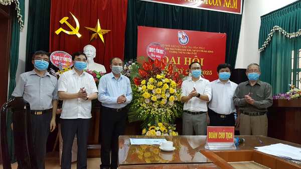 Chủ tịch UBND tỉnh Vĩnh Phúc Nguyễn Văn Trì (thứ 3 từ trái qua) tặng hoa chúc mừng Đại hội