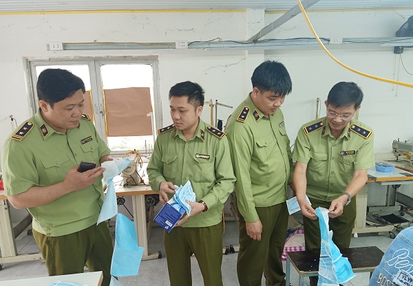 Lực lượng QLTT kiểm tra mặt hàng khẩu trang y tế