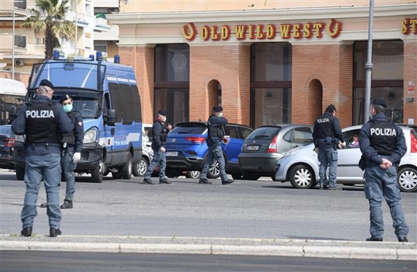 Cảnh sát Italy tuần tra trên đường phố ở Ostia, Rome khi thực hiện lệnh phong tỏa do dịch Covid-19 bùng phát (Ảnh: THX/TTXVN)