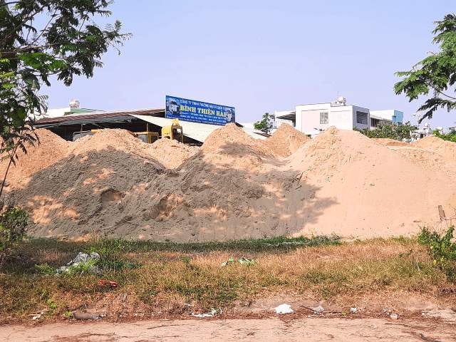 Một số hình ảnh PV ghi lại tại bãi tập kết cát khủng nằm án ngữ chỗ ngã ba Nguyễn Đình Tứ - Kiều Oánh Mậu, thuộc địa bàn phường Hòa Minh, quận Liên Chiểu.