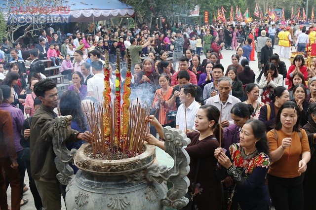 Tháng ba giỗ Tổ Hùng Vương, tháng ba lễ hội Đền Hùng - một lễ hội lớn nhất, thiêng liêng nhất cả nước.