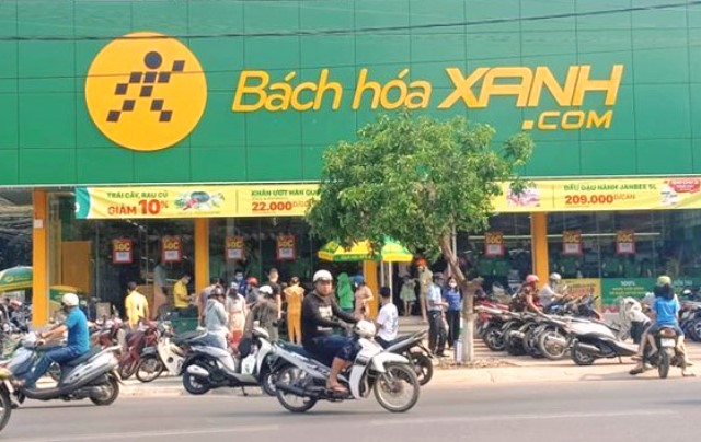 Nhiều người tập trung tại siêu thị Bách Hóa Xanh ở đường Phan Bội Châu, TP. Buôn Ma Thuột.