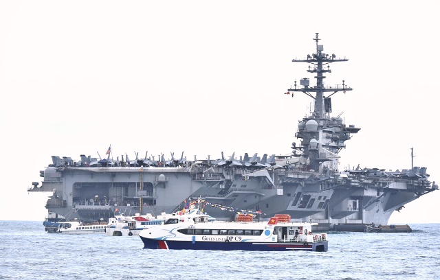 Tàu sân bay USS Theodore Roosevelt (CVN-71) neo ở phao số 0, bán đảo Sơn Trà, Đà Nẵng, trong chuyến thăm hữu nghị 4 ngày ở Việt Nam