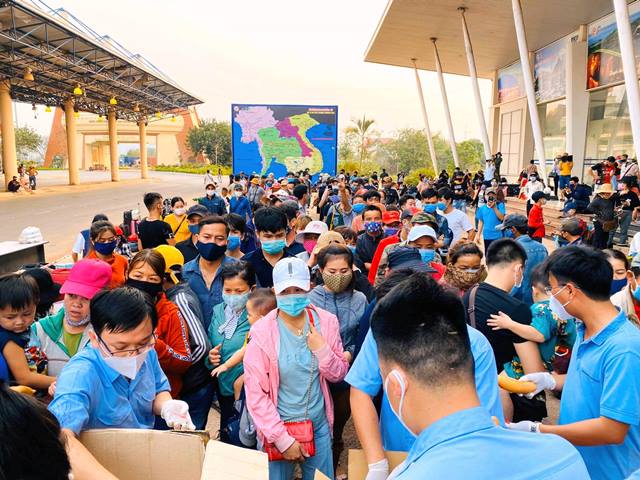 Quảng Trị: Cửa khẩu quốc tế Lao Bảo số lượng người Việt về nước tăng đột biến