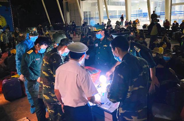 Lực lượng chức kiểm tra làm thủ tục nhập cảnh về đêm tại của khẩu Lao Bảo
