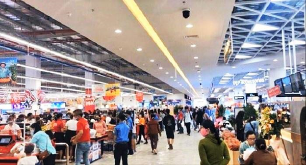 Lượng người đông nghịt kéo tới mua sắm trong ngày Big C GO Quảng Ngãi khai trương (Ảnh: N.T)