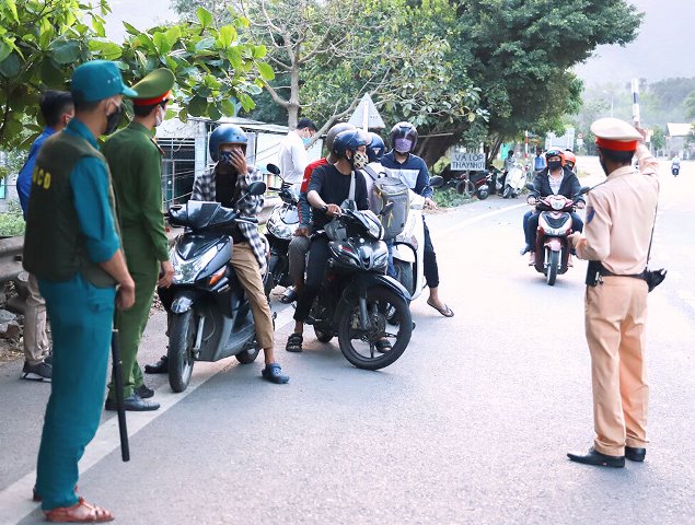 Đà Nẵng: Lập chốt ngăn hàng trăm phượt thủ lên Hải Vân Quan