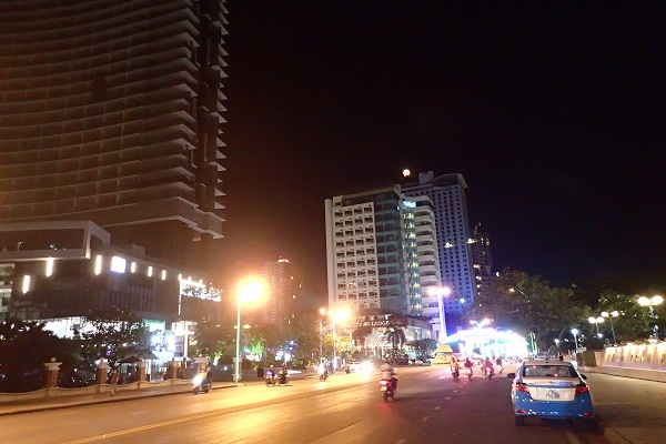 Tại ngã 3 Trần Phú- Lê Thánh Tôn, trước cửa Loge Hotel, lượng người xe đi lại không còn đông như trước đây.