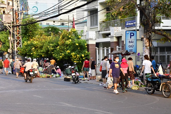 Chợ “Xổm” tự phát nằm trên đường Nguyễn Thị Minh Khai, bán từ sáng sớm đến 7 giờ, chủ yếu cho người đi thể dục, vẫn hoạt động, tụ tập khá đông người, cần chấn chỉnh.