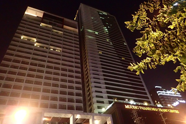 Nhiều khách sạn như Mường Thanh Nha Trang Centre (60 Trần Phú), trước đây rất đông khách, nay chỉ còn vài phòng sáng đèn.