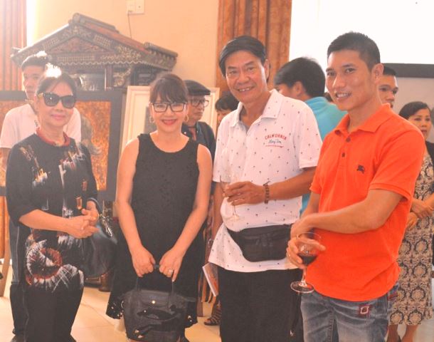 Ca sỹ Trịnh Vĩnh Trinh (áo đen) và Trịnh Hoàng Diệu em ruột của Cố nhạc sỹ Trịnh Công Sơn tại phòng triển lãm tranh Trịnh Công Sơntại Festival Huế 2012