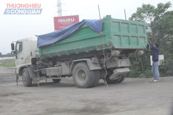 Xe môi trường vận chuyển rác thải, phế thải xây dựng từ dự án sau đó di chuyển đến điểm tiếp nhận, nghiền và tái chế chất thải rắn xây dựng khu vực phía nam Thành phố Hà Nội