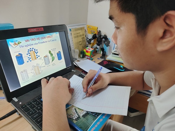 Một học sinh Trường THPT Tây Thạnh (Q.Tân Phú, TP.HCM) học trực tuyến môn sinh