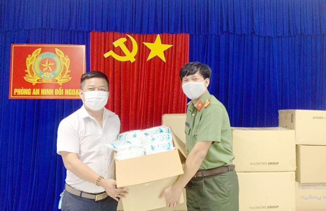 Đà Nẵng: Người dân tặng 10.000 khẩu trang y tế cho Công an Thành phố phòng chống dịch Covid-19