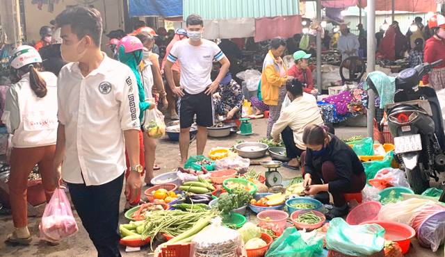 Chợ truyền thống Hòa Sơn- Huyện Hòa Vang người dân vẫn sinh hoạt bình thường- Ảnh chụp chiều 31/3