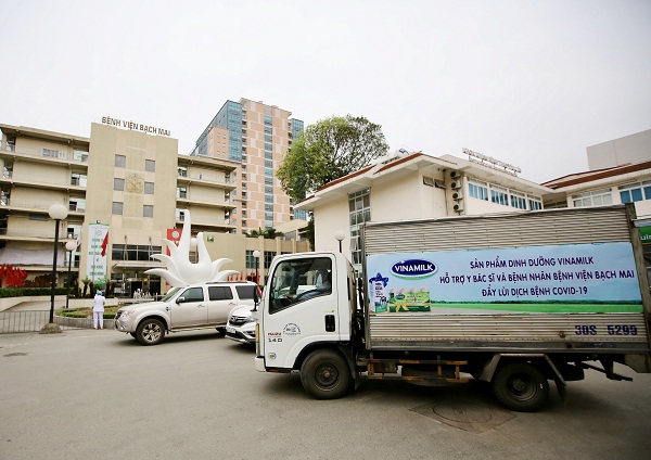 Vinamilk đã tổ chức ngay các chuyến xe đưa sản phẩm sữa đến bệnh viện Bạch Mai trong ngày 31/03 và những ngày sắp tới