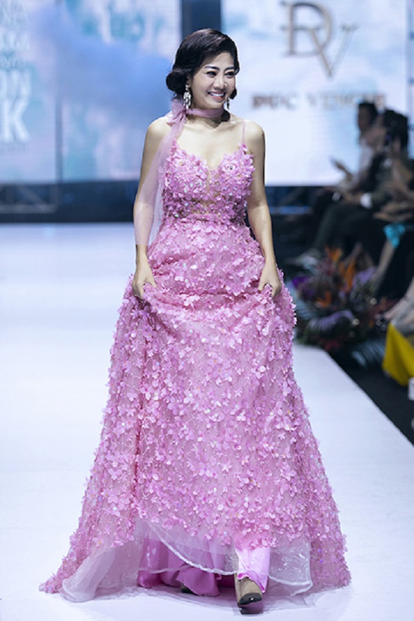 Mai Phương từng mặc bộ váy diễn mở màn cho show của Đức Vincie tại Tuần thời trang Quốc tế Việt Nam ở TP HCM