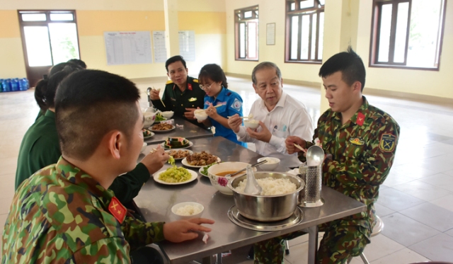 Chủ tịch Phan Ngọc Thọ dùng cơm chung với chiến sĩ ở một điểm cách ly