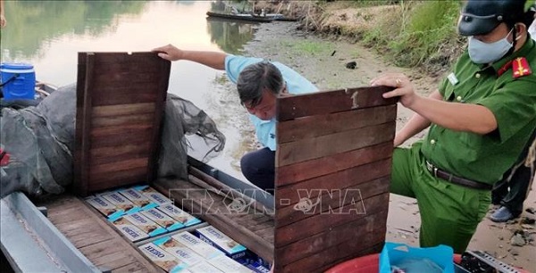Ngụy trang thành thuyền đánh cá chở 15.000 gói thuốc lá lậu