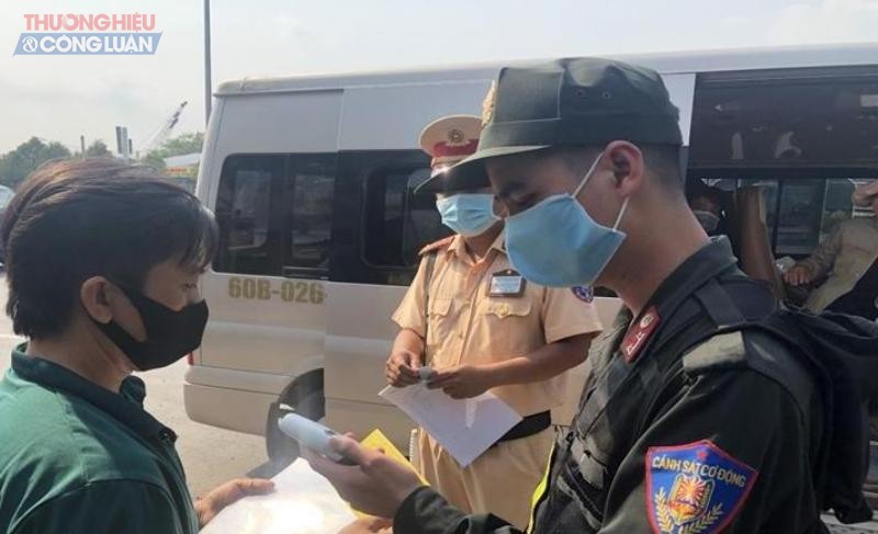 Công an tỉnh Đồng Nai đo kiểm tra thân nhiệt tài xế xe khách