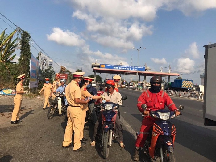 Cảnh sát giao thông công an tỉnh Bà Rịa - Vũng Tàu tặng khẩu trang và nước cho người dân trên Quốc lộ 51, đoạn Ngã 3 Long Sơn (gần trạm thu phí QL51)