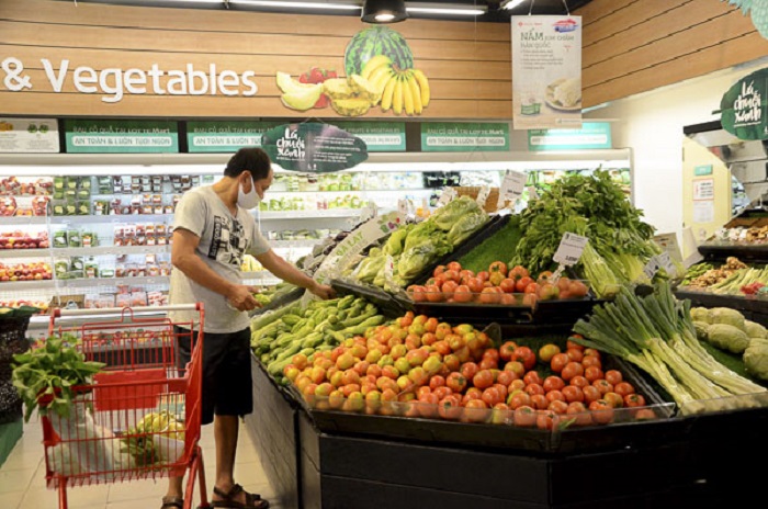 Hàng hóa tại các siêu thị khá dồi dào, đáp ứng nhu cầu mua sắm của người dân.