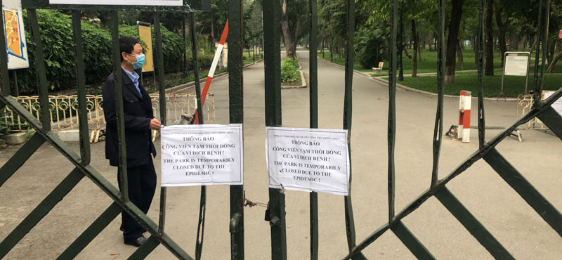 Công viên Thống Nhất dán thông báo đóng cửa
