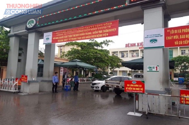 Cổng Bệnh viện ĐK tỉnh Thanh Hóa an ninh được siết chặt, lập chốt bảo vệ giám sát người và phương tiện ra vào Bệnh viện