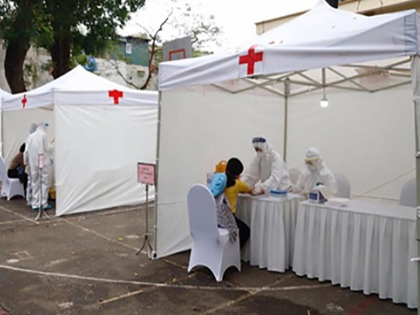 Trạm xét nghiệm nhanh Covid-19 cho người dân xung quanh Bệnh viện Bạch Mai (Ảnh: Lê Phú)