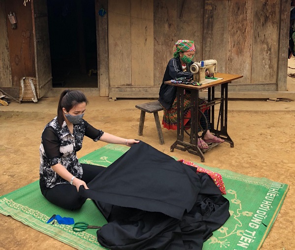 Phụ nữ Yên Bái chung tay may, phát khẩu trang miễn phí phòngc hống dịch COVID-19