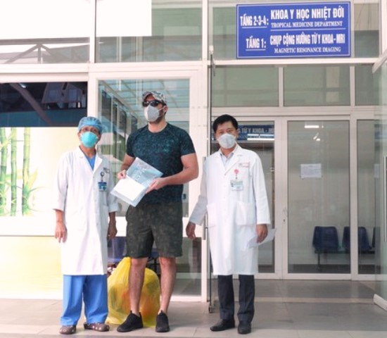 Lãnh đạo Bệnh viện Đà Nẵng trao Giấy chứng nhận cách ly, chữa trị, kết quả xét nghiệm âm tính cho bệnh nhân Quốc tịch Mỹ.