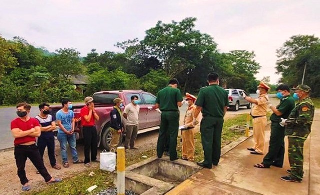 Lực lượng chức năng tỉnh Quảng Trị chặn bắt kịp thời chiếc xe ô tô chở 6 lao động từ Lào vượt biên trái phép vì sợ bị cách ly phòng dịch Covid-19