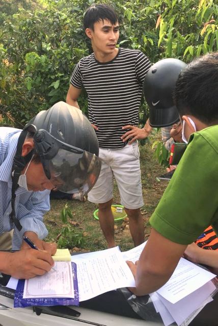 Lực lượng chức năng xã Hòa Bắc xử lý nhóm người vi phạm.