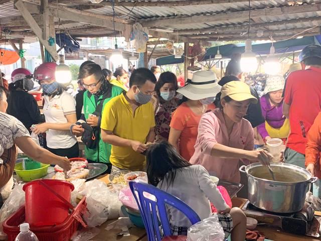 Chợ truyền thống Trần Đình Tri khu vực quận Liên Chiểu người dân vẫn sinh hoạt bình thường