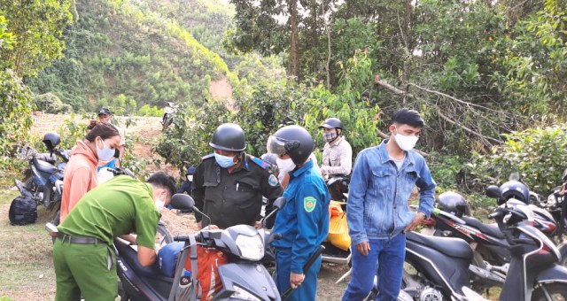 Lực lượng chức năng xã Hòa Bắc xử lý nhóm người vi phạm. Lực lượng chức năng xã Hòa Bắc xử lý nhóm người vi phạm.