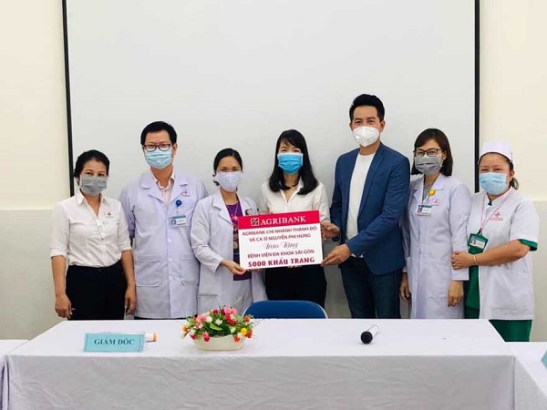 Agribank Chi nhánh Thành Đô cùng ca sỹ Nguyễn Phi Hùng tao tặng 5.000 khẩu trang bệnh viện đa khoa Sài Gòn