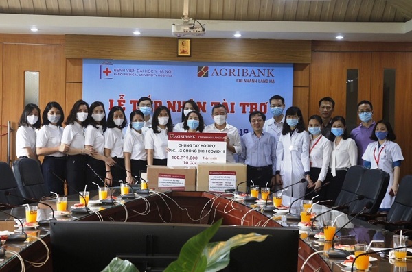 Agribank Chi nhánh Láng Hạ trao tặng cho Bệnh viện Đại học Y Hà Nội 10.000 chiếc khẩu trang y tế, 500 bộ trang phục phòng chống dịch và 100 triệu đồng tiền mặt