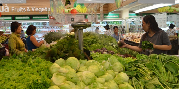 Nếu so sánh với chợ thì mức giá 1 kg rau trong siêu thị cao hơn từ 4-5 lần