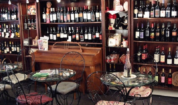 Dán tem rượu nhập khẩu vào Việt Nam: DN phải tự chịu trách nhiệm