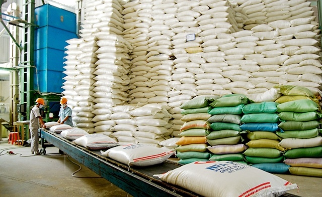 Xuất gạo tại một tổng kho thuộc Tổng công ty Lương thực miền nam
