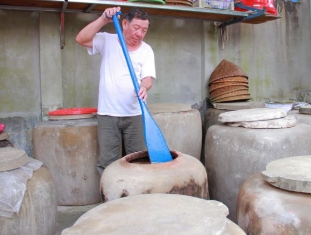 Ông Bùi Văn Phong có hơn 40 năm làm nước mắm Nam Ô