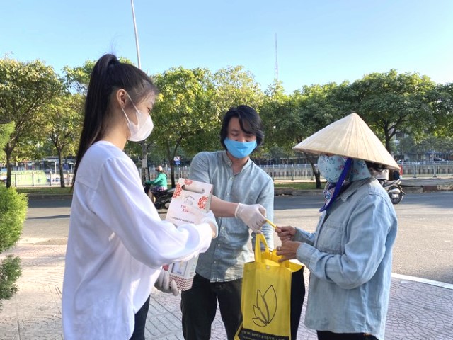 Á hậu Kiều Loan và Đạo diễn Hoàng Nhật Nam chia sẻ yêu thương trong đại dịch Covid-19