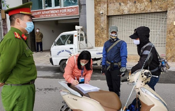 Hà Nội: Ra đường khi không cần thiết, 3 người bị phạt